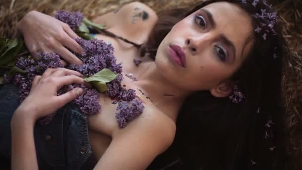 Eflatun Çiçekler Güzel Güzel Kızla Genç Moda Portre Çiçek Açması — Stok video