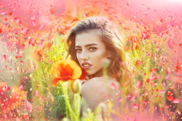 Sexy girl, consumer flowers. Fleurs de printemps . — Photo