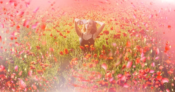 Flicka i vallmo äng. Blommande vallmo. — Stockfoto