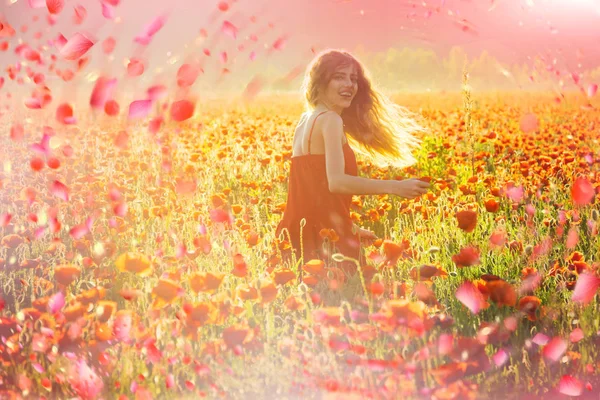 Chica caucásica en flores. Flores de primavera —  Fotos de Stock