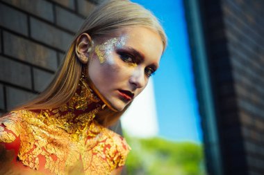 Cadılar Bayramı için makyaj modeli yüz