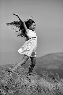 dağlarda sevimli kız