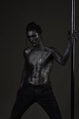 Çıplak gövde parıldayan gümüş boya ile kaplı olan adam