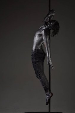 Performans kavramı. Adam çıplak gövde ile gümüş boya ile kaplı
