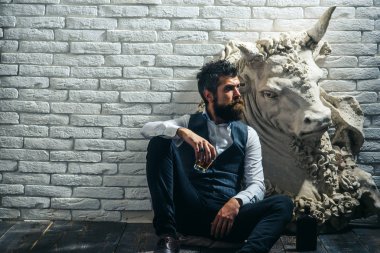 Sakallı adam toplayıcı içki viski alçı heykel.