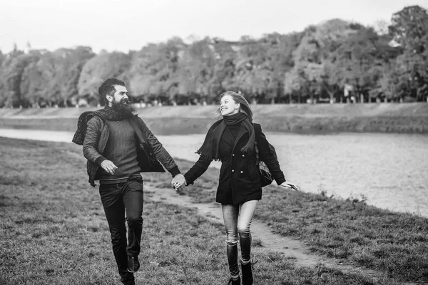 Pareja joven en otoño parque —  Fotos de Stock