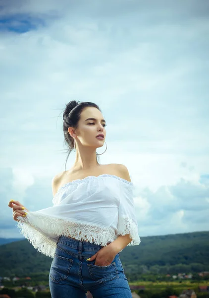 Sensuele vrouw in modieuze kleding op bewolkte hemel, vakantie — Stockfoto