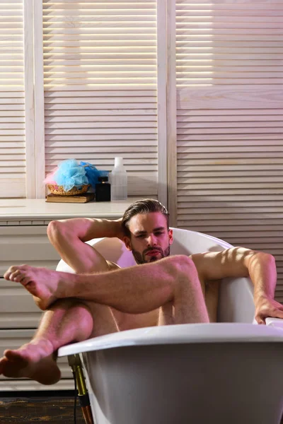 Homem com pernas musculares, braços, bíceps, tríceps no banho — Fotografia de Stock