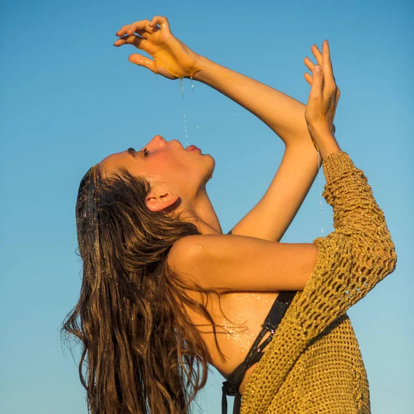 Frau mit Honigmaske, Kosmetik und Wellness. Frau auf sonnigem blauem Himmel Hintergrund mit Honig oder Wachsmaske — Stockfoto