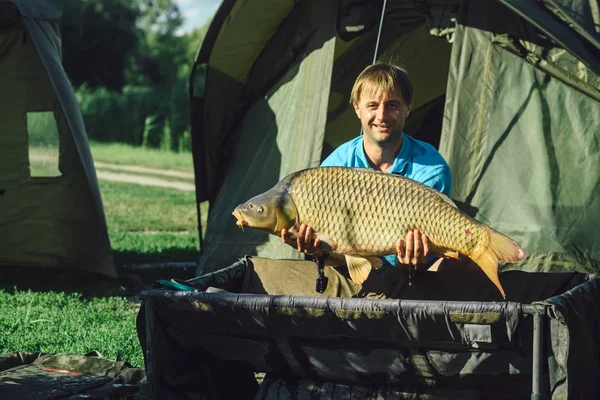 Pesca Carpas Pesca Con Caña Pesca Peces Trofeo Carpa Éxito —  Fotos de Stock