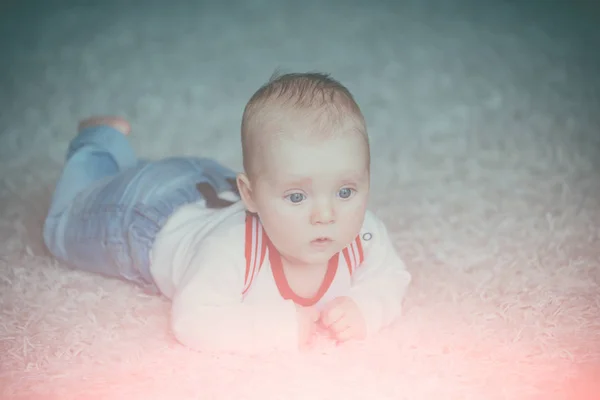 Малыш ползает по ковру — стоковое фото
