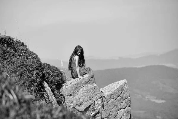 Маленькая девочка в горах — стоковое фото