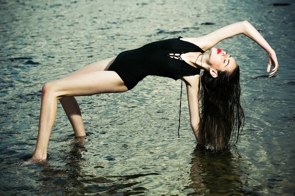 Mulher nada na praia, natureza, menina molhada com cabelo comprido . — Fotografia de Stock