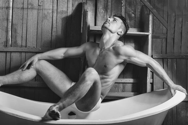 Muskulöser Mann in Badewanne — Stockfoto