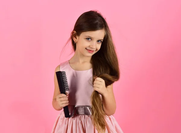 Kleines Mädchen mit stylischen langen Haaren, retro. — Stockfoto