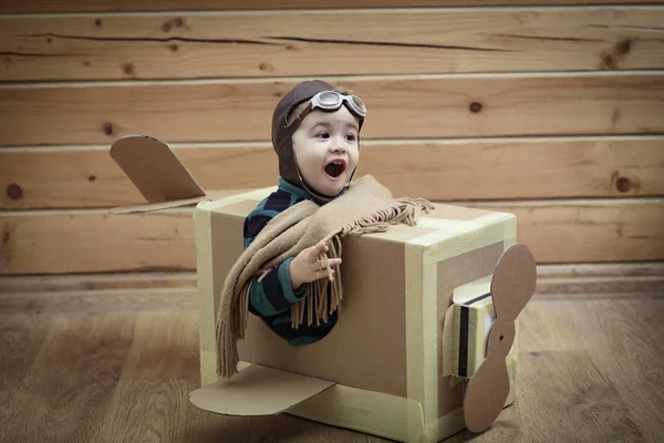 Niño en una caja de cartón jugando —  Fotos de Stock