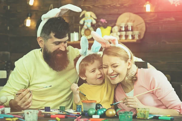 Mutlu aile Paskalya için hazırlanıyor. — Stok fotoğraf