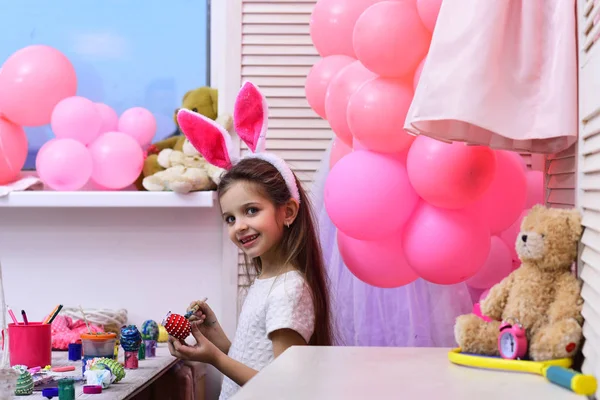 Adorable toddler girl playing with Easter eggs — Stock Photo, Image