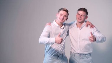 Bir kredi kartı tutan adam. Beyaz kart yakışıklı adam. Adamın gösteren kartvizit. iki ayrı tutma mans bir iş, banka, kredi kartı.