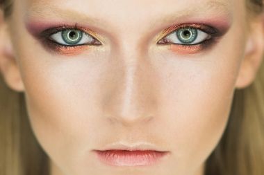 Güzel altın tonları ve siyah eyeliner makyaj kadın ile mavi gözü. Klasik makyaj. Mükemmel kaşları burun ve dudak. Bak