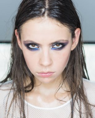 Güzel bir kadınla olun akşam ve uzun düz saç. Dumanlı gözler. Moda fotoğraf