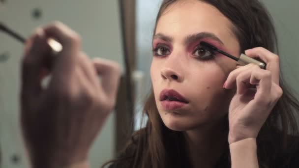 Donna Che Applica Mascara Sulle Ciglia Con Pennello Trucco Giovane — Video Stock