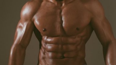 Sporcu, kaslar, sporcu adam, triceps. Atletik beyaz, altı paketi, göğüs kasları, triceps. Güzel erkek torso, AB Steroid, vitamin, protein doping, anabolik, spor. Vücut geliştirmeci, vücut geliştirme.