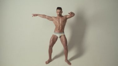 Sporcu, kaslar, sporcu adam, triceps. Atletik beyaz, altı paketi, göğüs kasları, triceps. Güzel erkek torso, AB Steroid, vitamin, protein doping, anabolik, spor. Vücut geliştirmeci, vücut geliştirme.