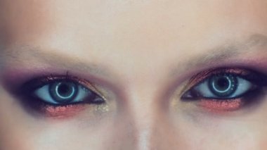 Makyaj sanatçısı için çekici bir genç kadın makyaj uygulamak. Makyaj genç kız için. Genç kız Güzellik Salonu.