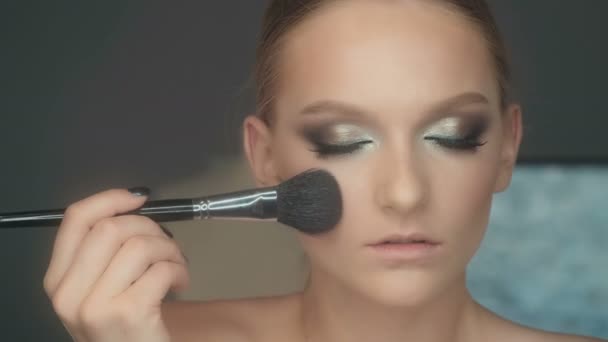 メイクアップ アーティストは 魅力的な若い女性に化粧を適用します 若い女の子のためのメイクアップ 美容室の若い女の子 — ストック動画