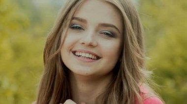 Flirten finger im mund