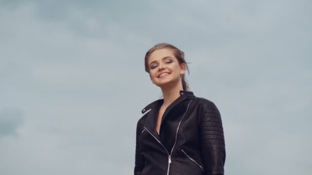 Close Portret Van Vrouw Staande Wind Portret Van Een Mooie — Stockvideo