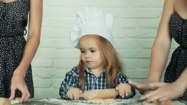 Ζευγάρι Λεσβιών Μαγείρεμα Τους Υιοθετημένο Παιδί Μαγείρεμα Τους Αδελφό Αδελφές — Αρχείο Βίντεο