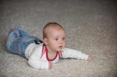 Bebek mavi gözlü çok güzel yüz