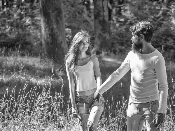 Jeune couple marchant en forêt — Photo