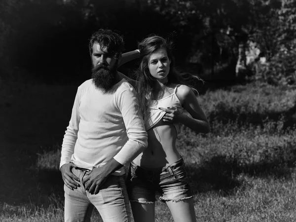 Sexy jeune couple sur herbe verte — Photo