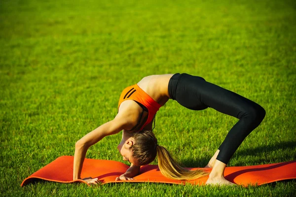 Sportswoman 스포츠 여자 푸른 잔디에 훈련 — 스톡 사진