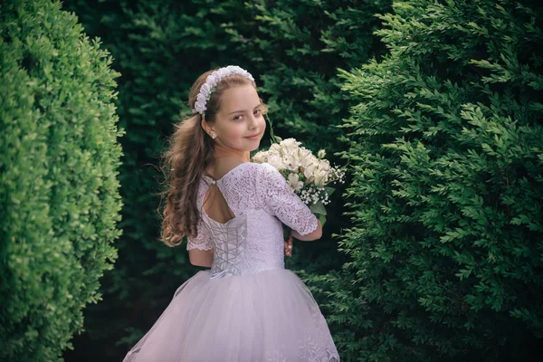 Dama de honor parada en un parque — Foto de Stock