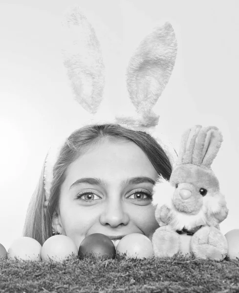 Щаслива великодня дівчина в вухах кролика з барвистими яйцями, кролик — стокове фото