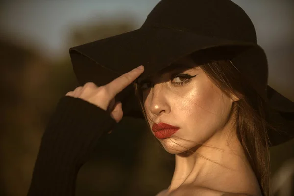 Piękna kobieta model nosić stylowe wzornictwo trend Odzież czarny kapelusz stylu formalnym dla daty usta makijaż strony interesu akcesoria mody. — Zdjęcie stockowe