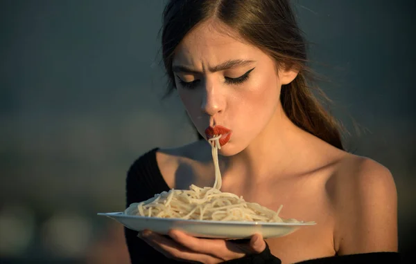 Voeding en gezonde natuurvoeding, Italië. Chef-kok vrouw met rode lippen eten pasta. Honger, eetlust, recept. Vrouw eten pasta als voorproefje of restaurant criticus. Italiaanse macaroni of spaghetti eten, koken. — Stockfoto