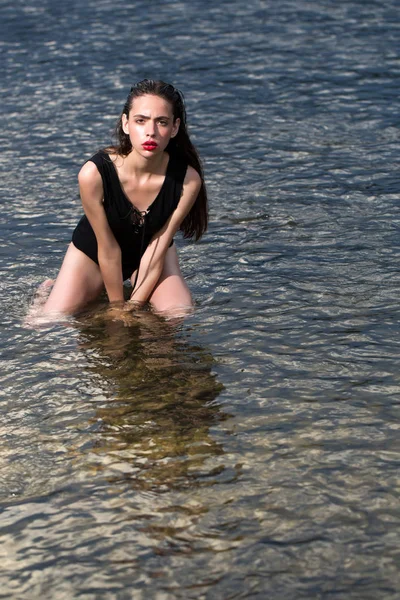女性が泳ぐビーチ、自然、長い髪のウェットの女の子で. — ストック写真