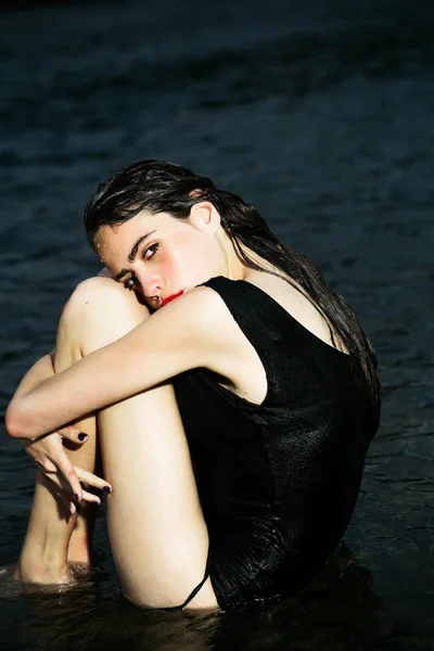 Молода жінка з червоними губами у воді — стокове фото