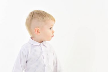 Beyaz, beyaz parti izole mutlu yüz çocuk.