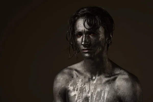 Handsome man of athletic build, completely covered in silver paint — Stock Photo, Image