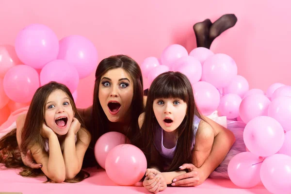Familie, kinderen, moeder met party ballonnen. — Stockfoto