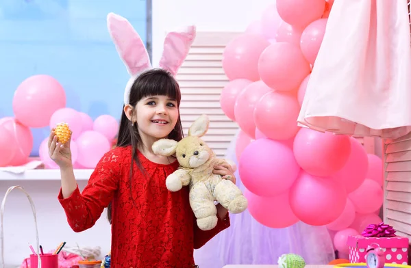 Happy easter with small girl paint eggs. — Stock Photo, Image