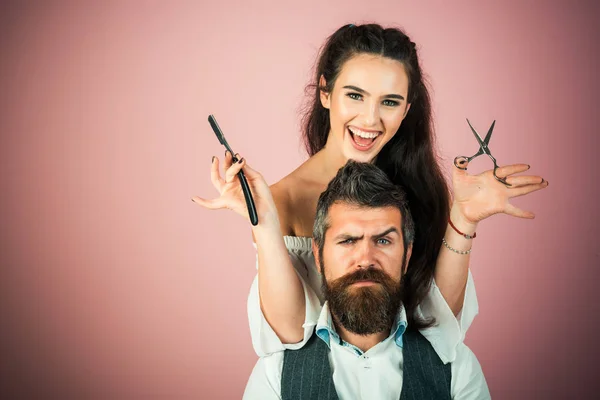 Mujer con maquinilla de afeitar, tijeras cortar el pelo del hombre . — Foto de Stock