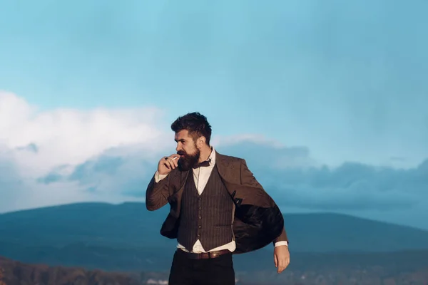 Hipster con aspecto elegante frente al cielo dramático, horizonte . —  Fotos de Stock