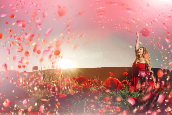 Chica caucásica en flores. Flores de primavera — Foto de Stock